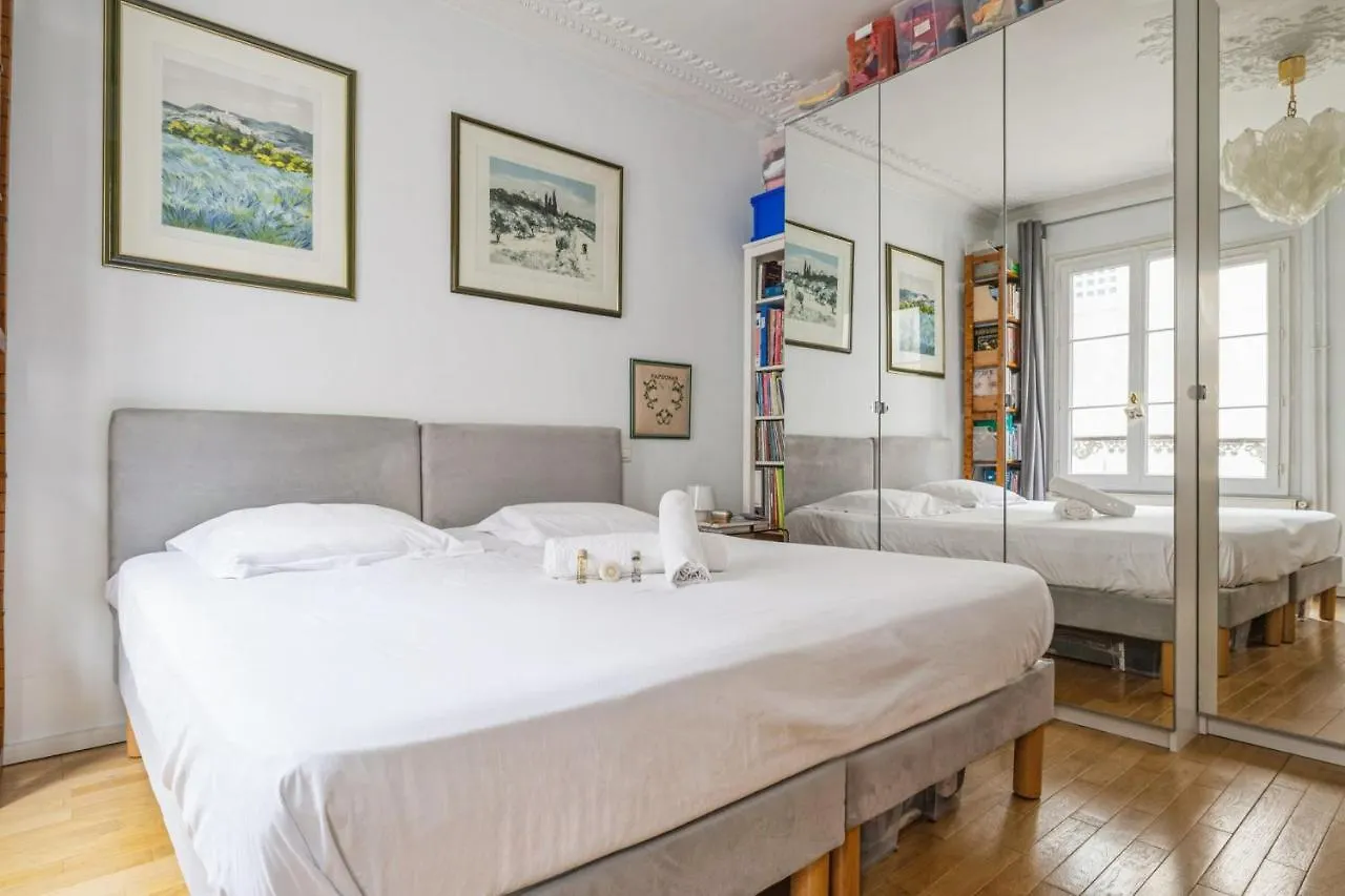 In The Heart Of The 8th Arrondissement - Welkeys *